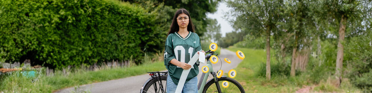 Een meisje staat naast haar e-bike met een boete in haar hand.